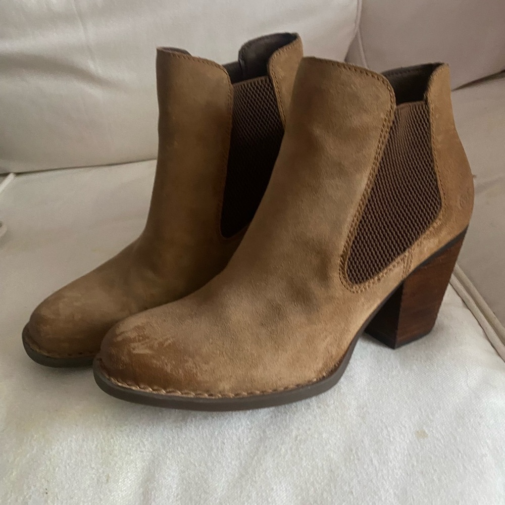 Elegant Tan Suede Heeled Boots